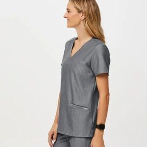 FIGS Casma Three-Pocket Scrub Top in Graphite Size Small